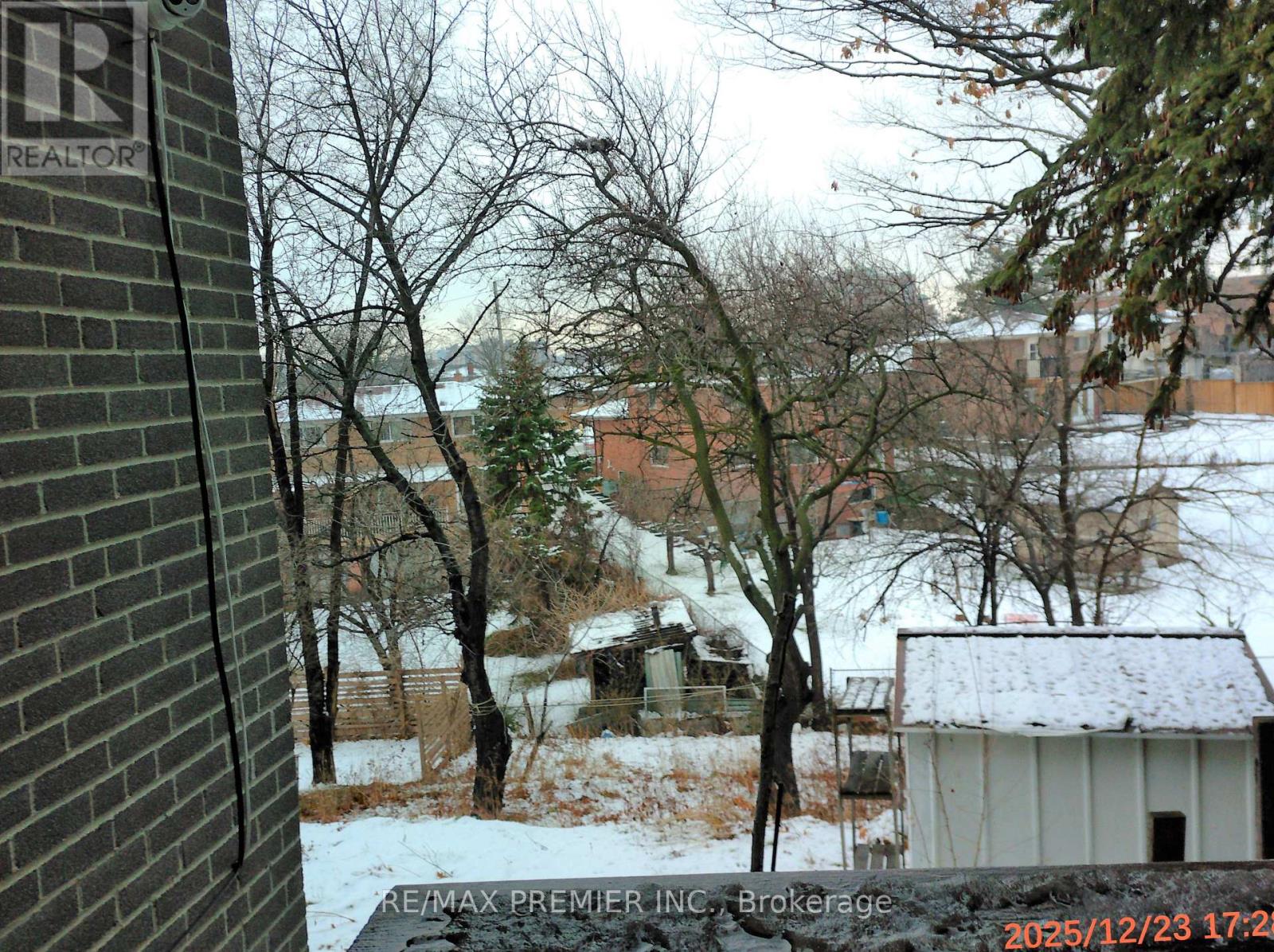 35 Faulkner Crescent, Toronto, Ontario  M9M 2B9 - Photo 3 - W12647206