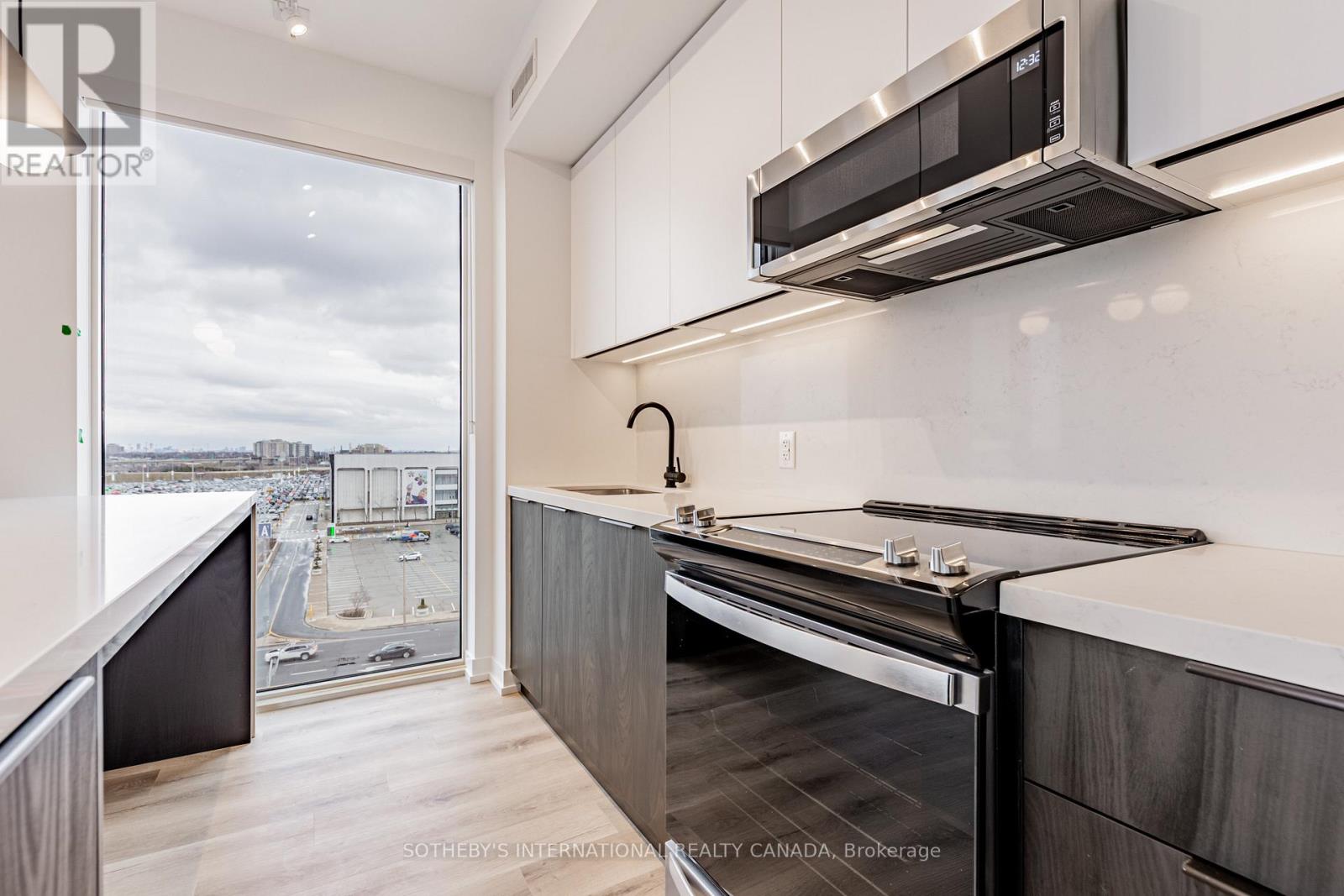 602 - 5 York Garden Way, Toronto, Ontario  M6A 2V1 - Photo 3 - W12649562