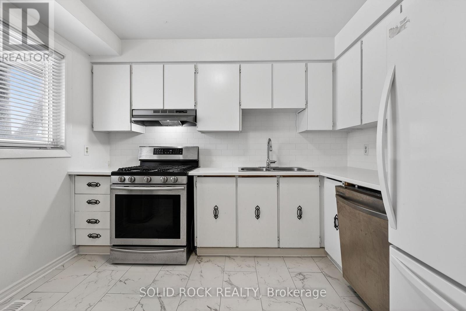 B - 76 Seyton Drive, Ottawa, Ontario  K2H 8W4 - Photo 5 - X12644972