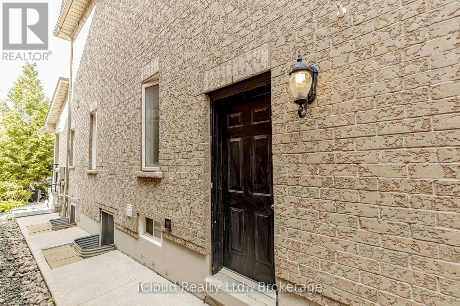 32 Masters Green Lower Crescent, Brampton, Ontario  L7A 3K6 - Photo 4 - W12649596