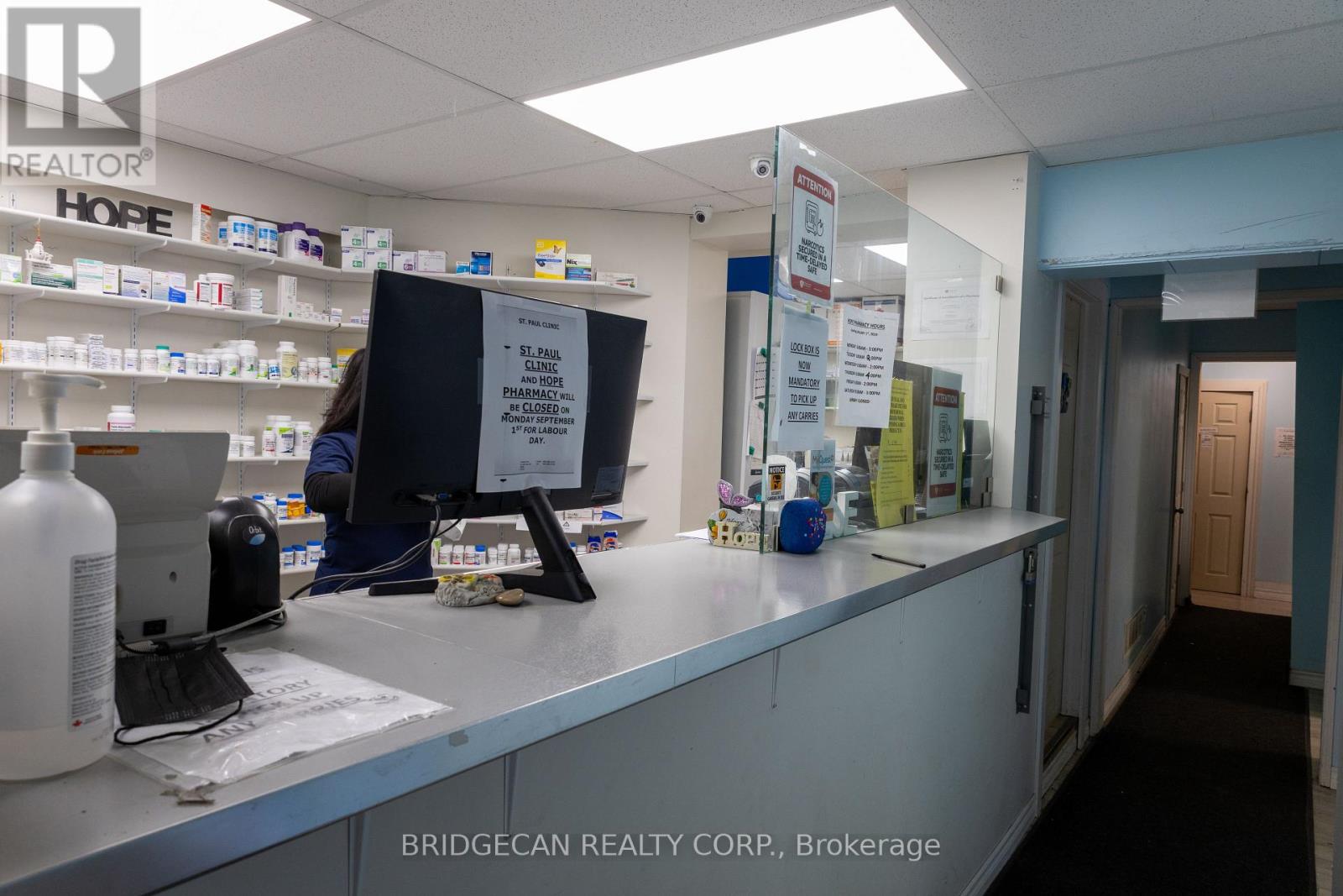 7 Welland Avenue, St. Catharines, Ontario  L2R 2L8 - Photo 2 - X12649642