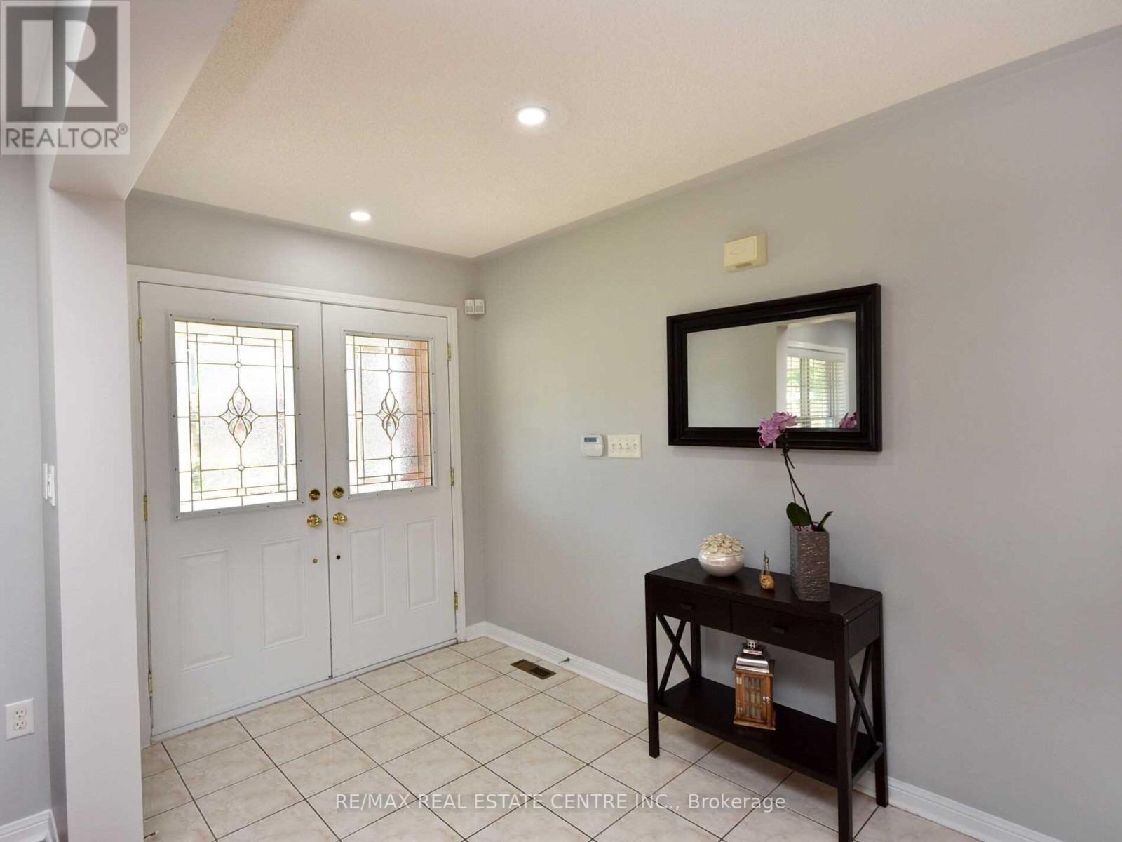 22 Kershaw Street, Brampton, Ontario  L7A 1N8 - Photo 3 - W12649654