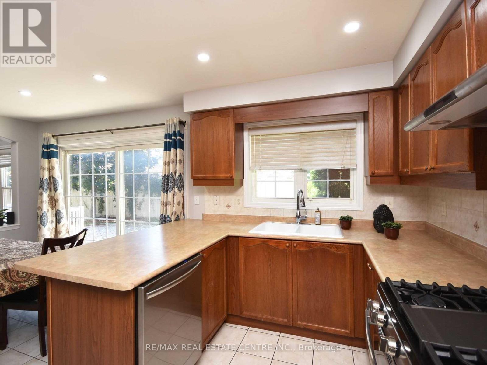 22 Kershaw Street, Brampton, Ontario  L7A 1N8 - Photo 7 - W12649654