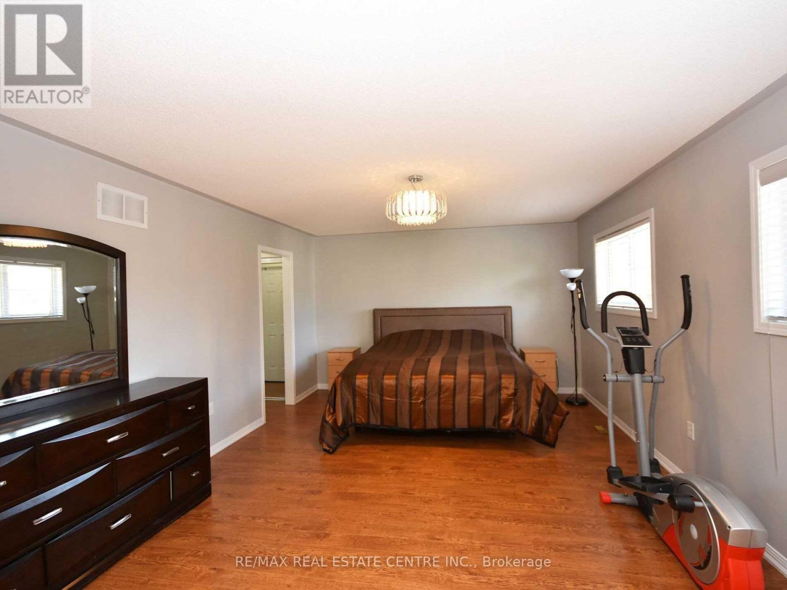 22 Kershaw Street, Brampton, Ontario  L7A 1N8 - Photo 8 - W12649654