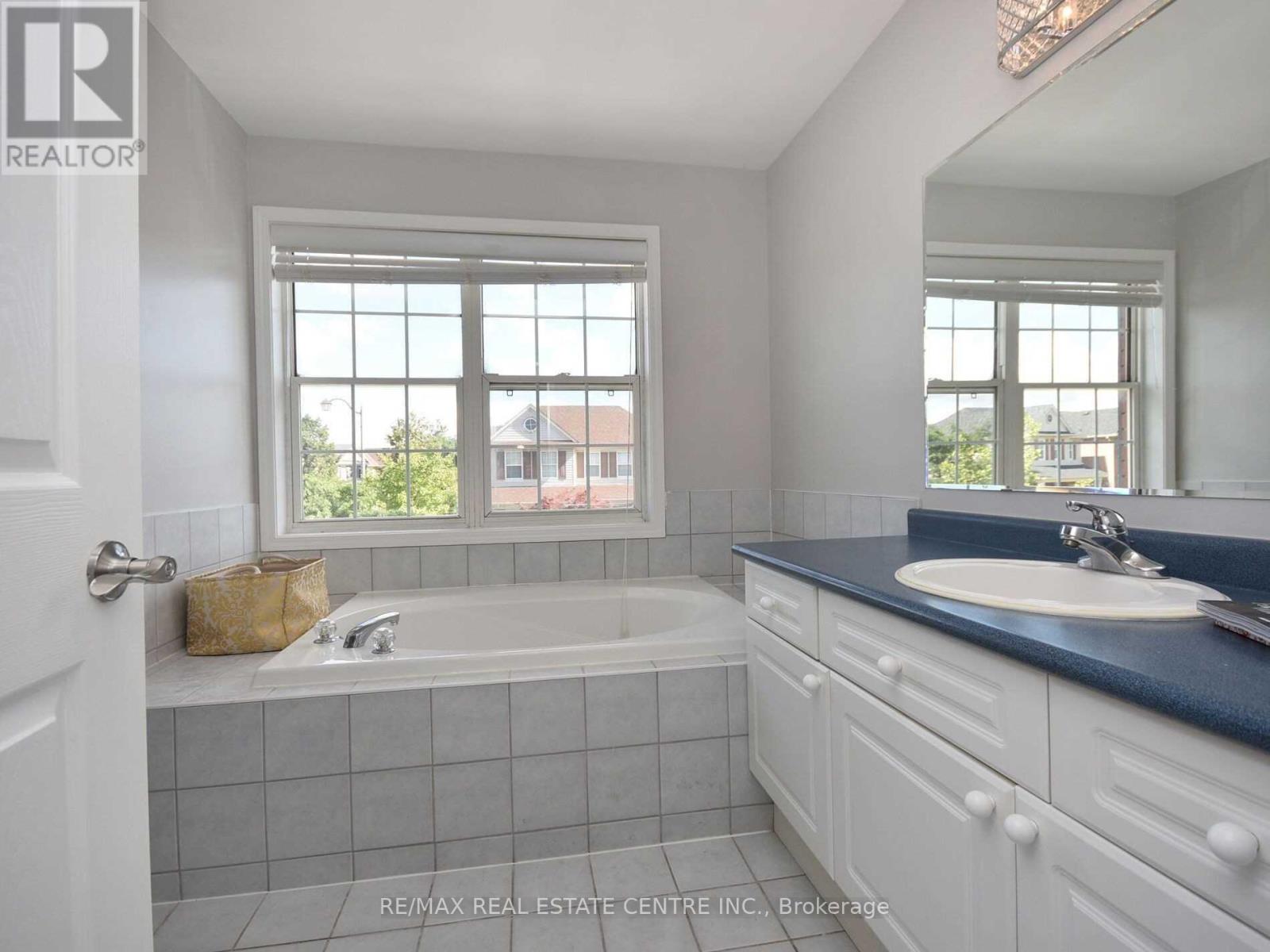 22 Kershaw Street, Brampton, Ontario  L7A 1N8 - Photo 9 - W12649654