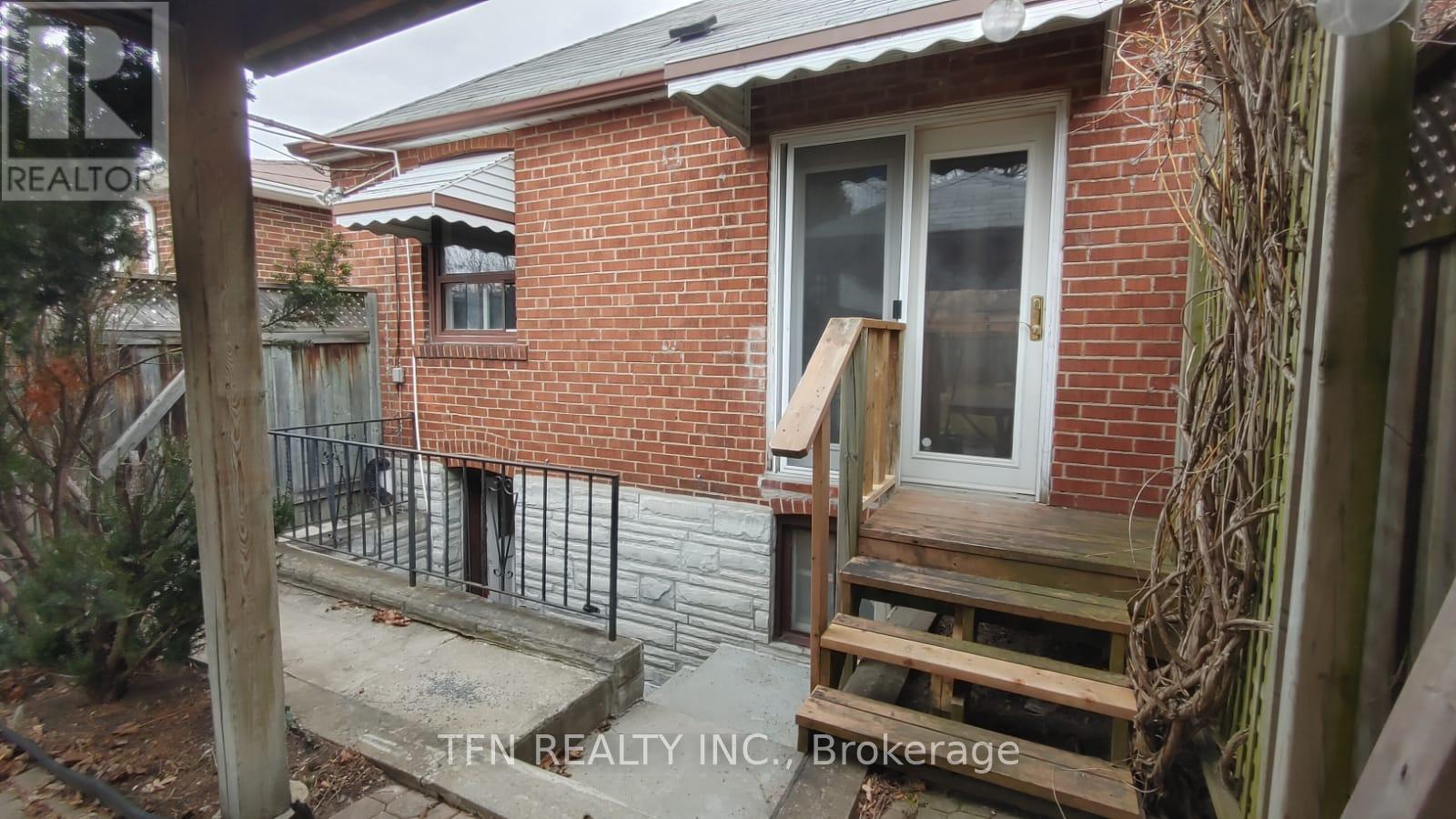 Upper - 138 Times Road, Toronto, Ontario  M6B 3M2 - Photo 17 - W12649672