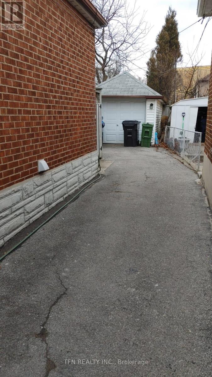 Upper - 138 Times Road, Toronto, Ontario  M6B 3M2 - Photo 19 - W12649672