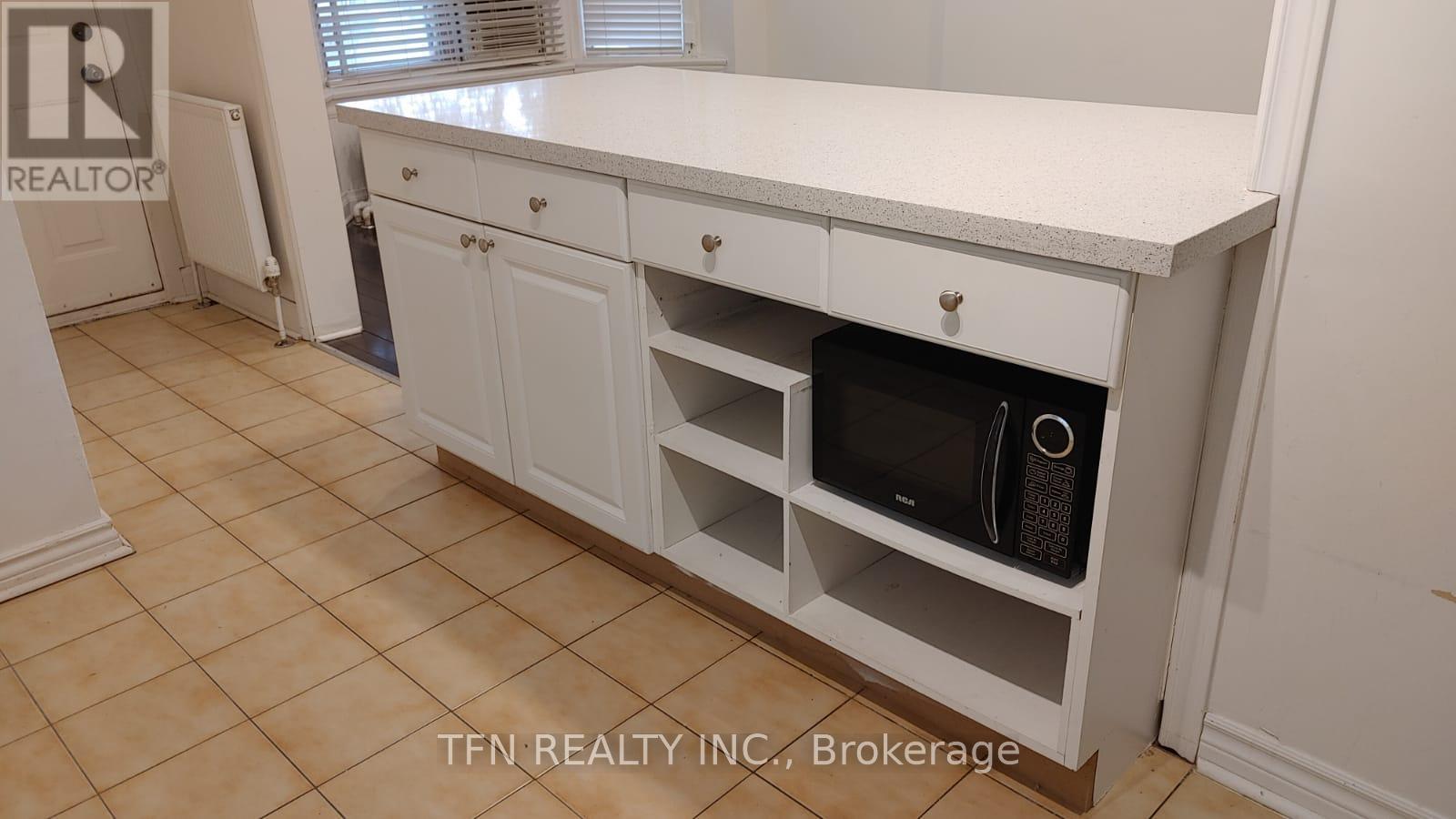 Upper - 138 Times Road, Toronto, Ontario  M6B 3M2 - Photo 6 - W12649672