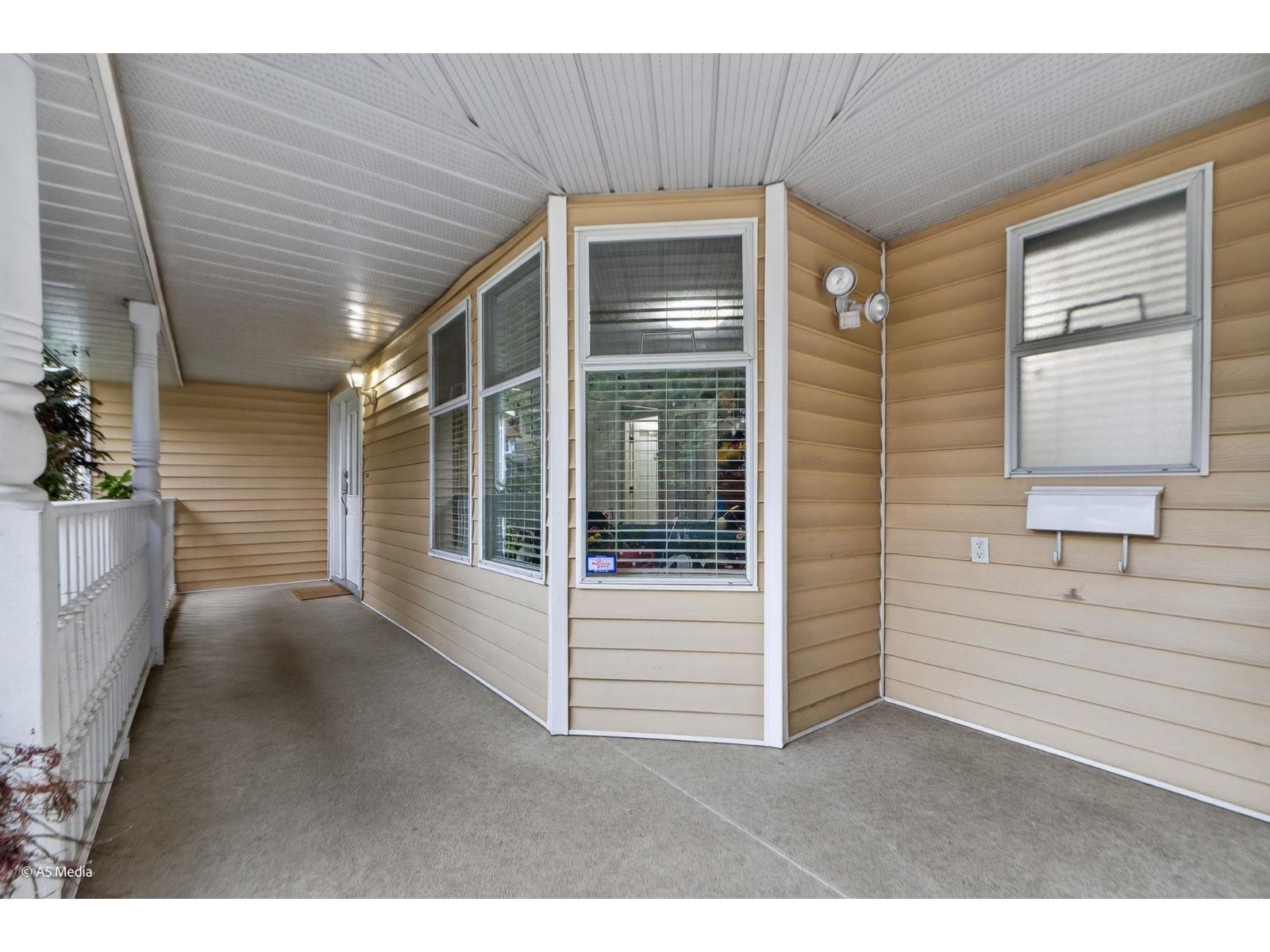 13747 63a Avenue, Surrey, British Columbia  V3X 1E6 - Photo 3 - R3074746