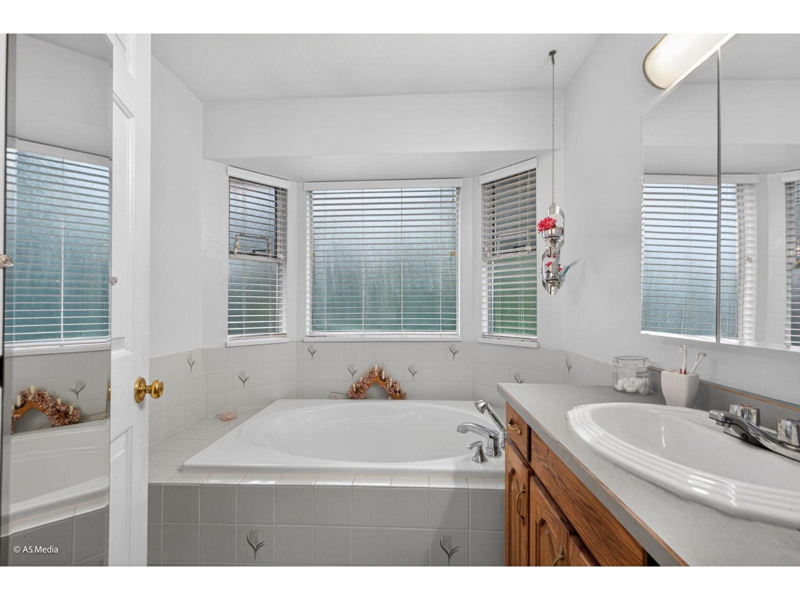 13747 63a Avenue, Surrey, British Columbia  V3X 1E6 - Photo 23 - R3074746