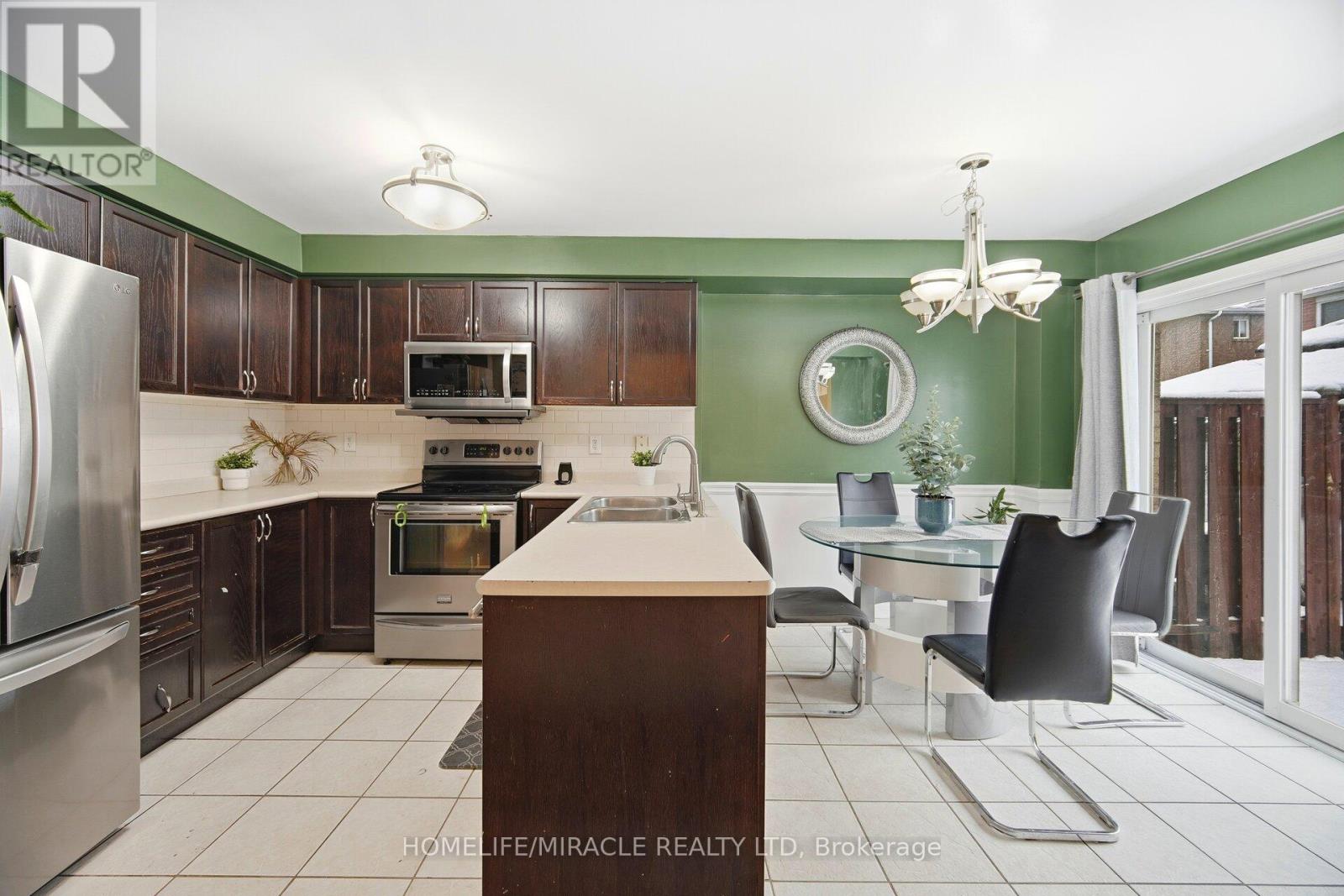 12 Hollingsworth Circle, Brampton, Ontario  L7A 0J7 - Photo 11 - W12649722