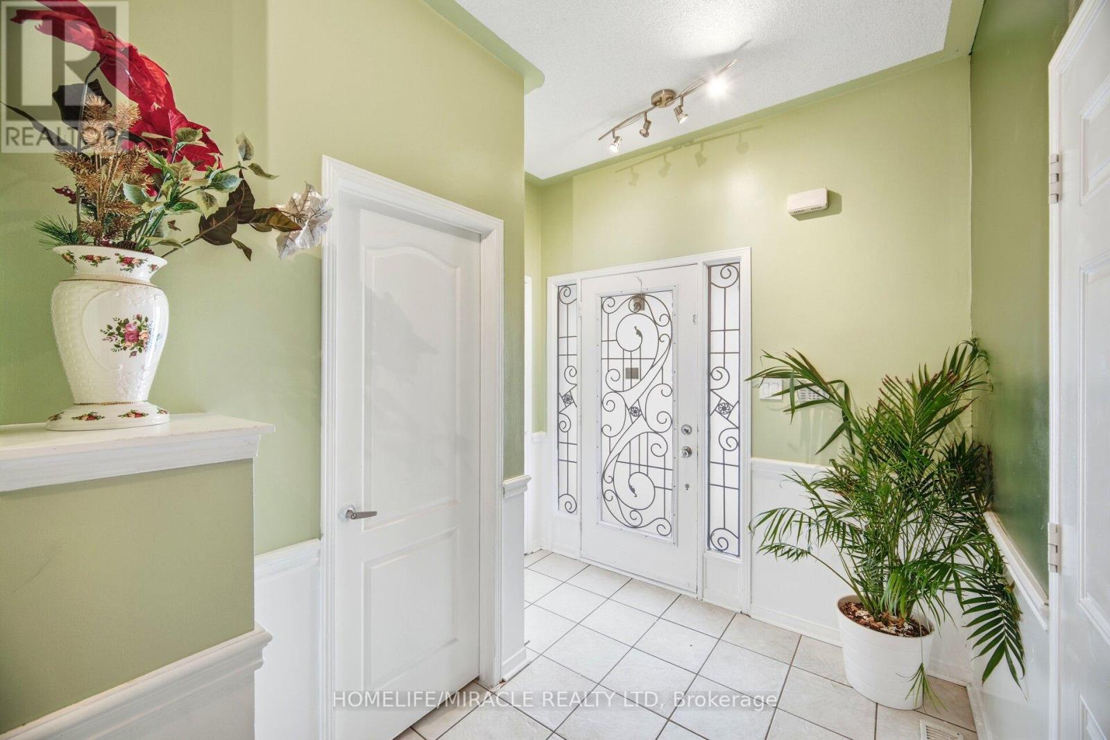 12 Hollingsworth Circle, Brampton, Ontario  L7A 0J7 - Photo 5 - W12649722