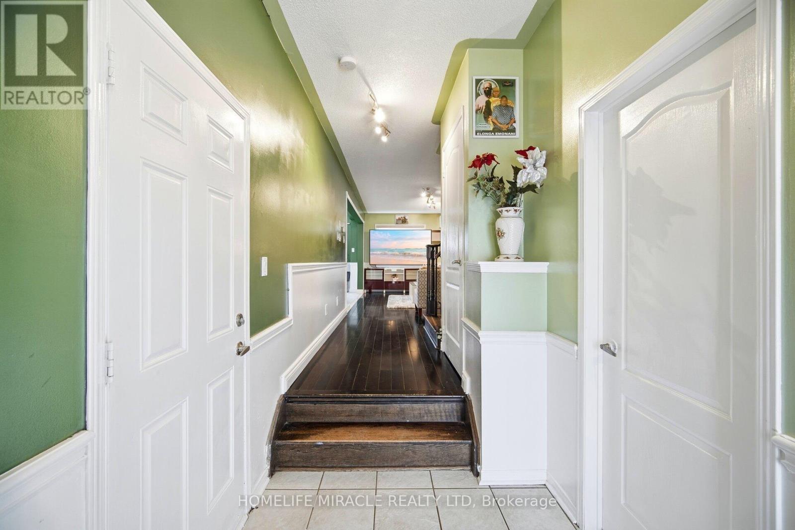 12 Hollingsworth Circle, Brampton, Ontario  L7A 0J7 - Photo 6 - W12649722