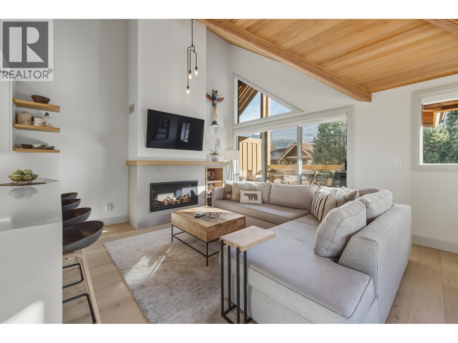 4813 Casabella Crescent, Whistler, British Columbia  V8E 0Z4 - Photo 2 - R3074947