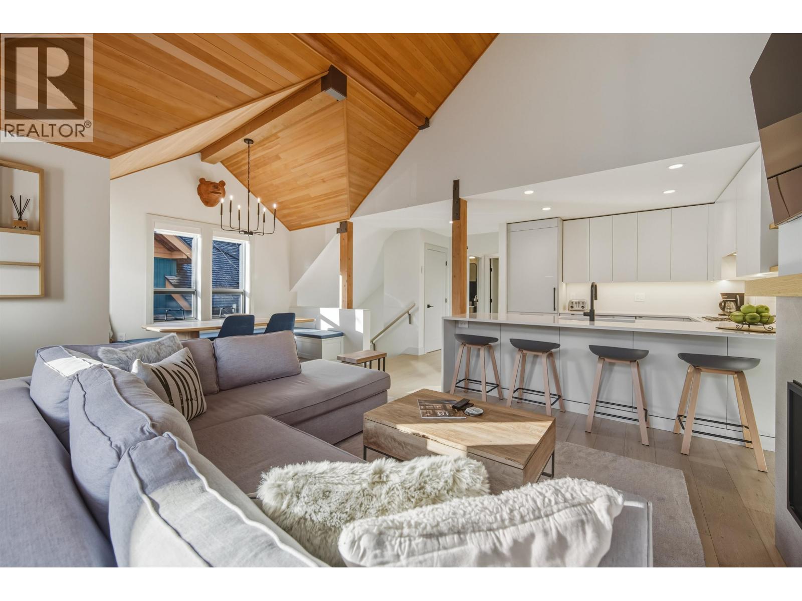 4813 Casabella Crescent, Whistler, British Columbia  V8E 0Z4 - Photo 5 - R3074947