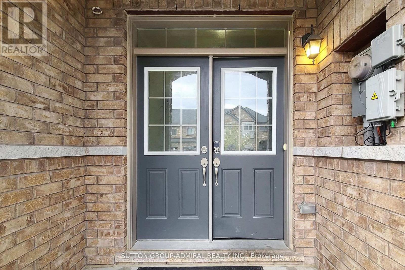 74 Davenfield Circle, Brampton, Ontario  L6P 4M2 - Photo 2 - W12649770