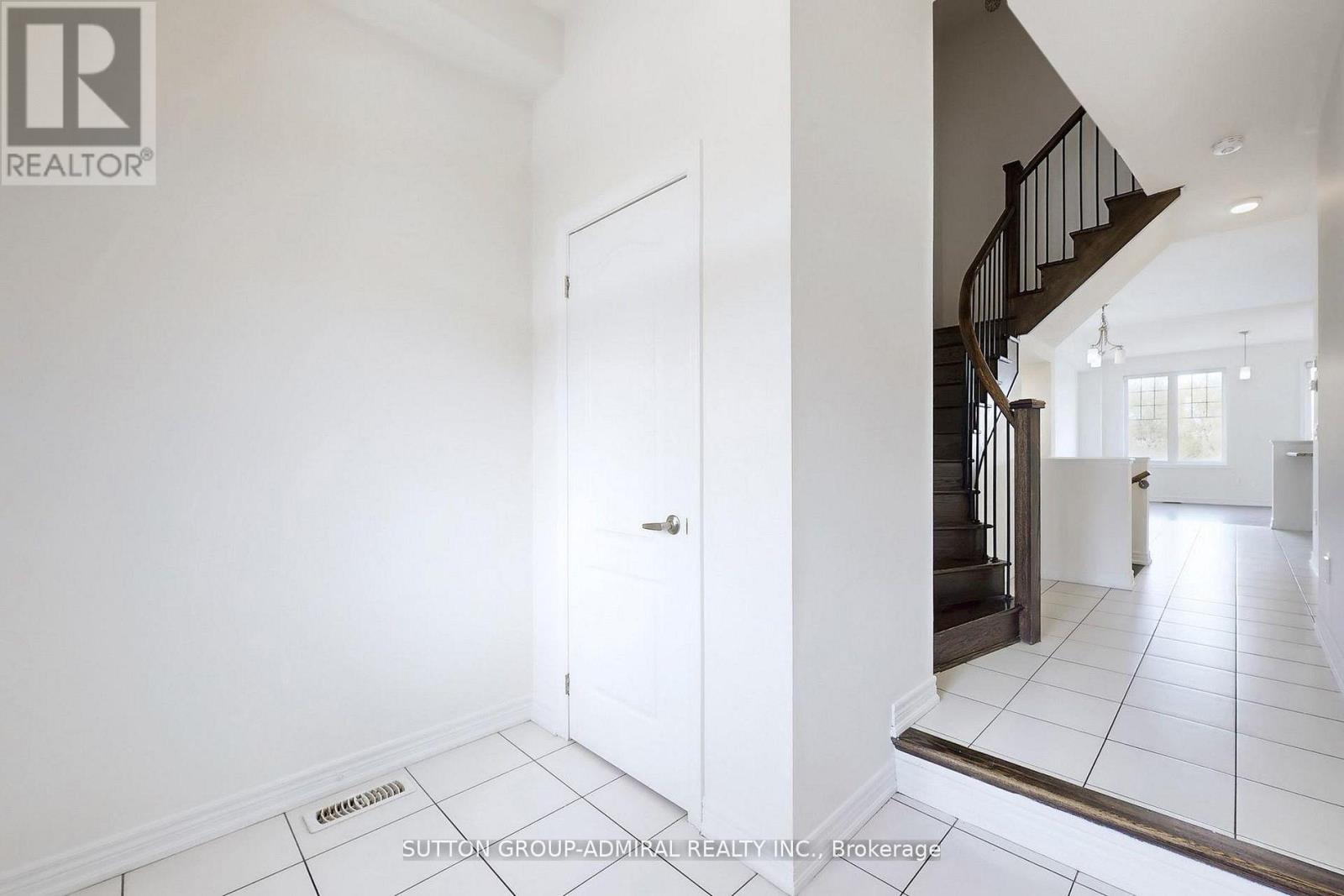 74 Davenfield Circle, Brampton, Ontario  L6P 4M2 - Photo 4 - W12649770