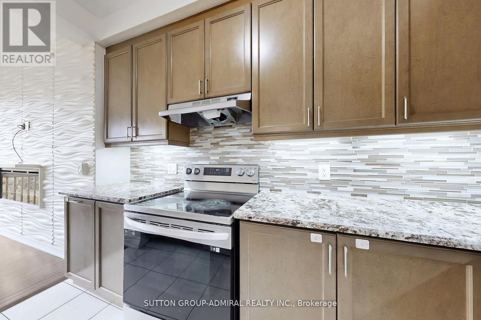 74 Davenfield Circle, Brampton, Ontario  L6P 4M2 - Photo 7 - W12649770