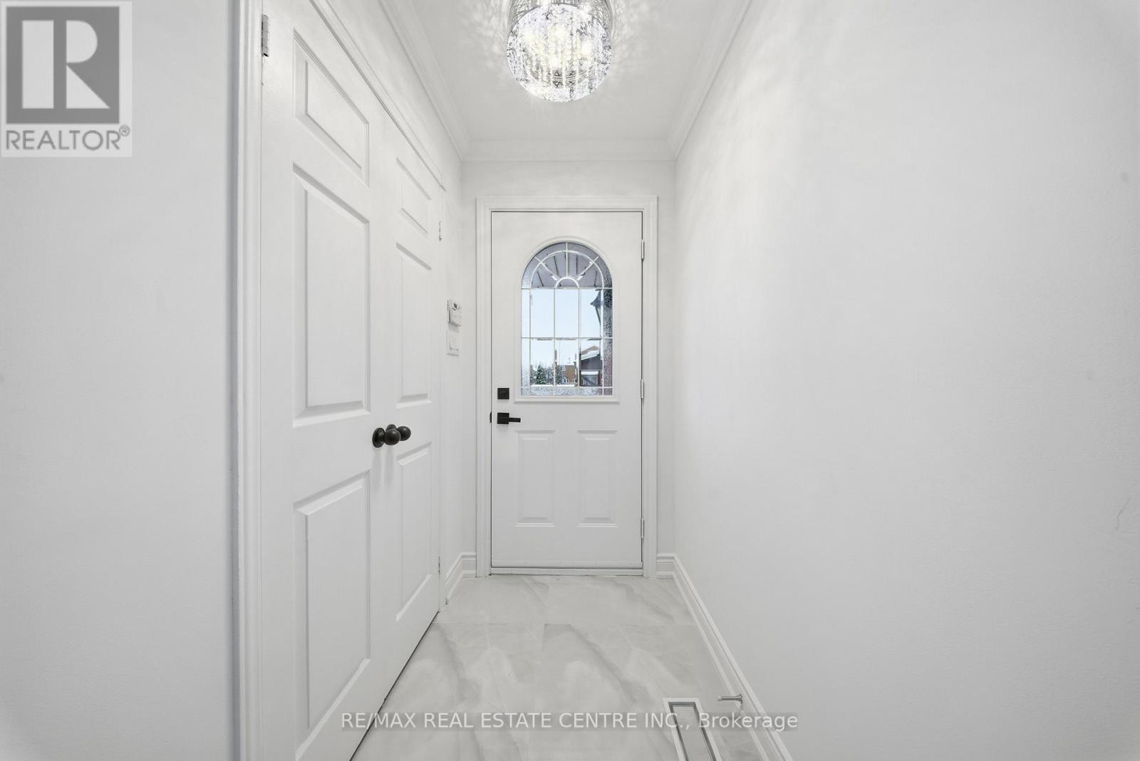 3316 Lady Slipper Court, Mississauga, Ontario  L5N 6A9 - Photo 3 - W12595972