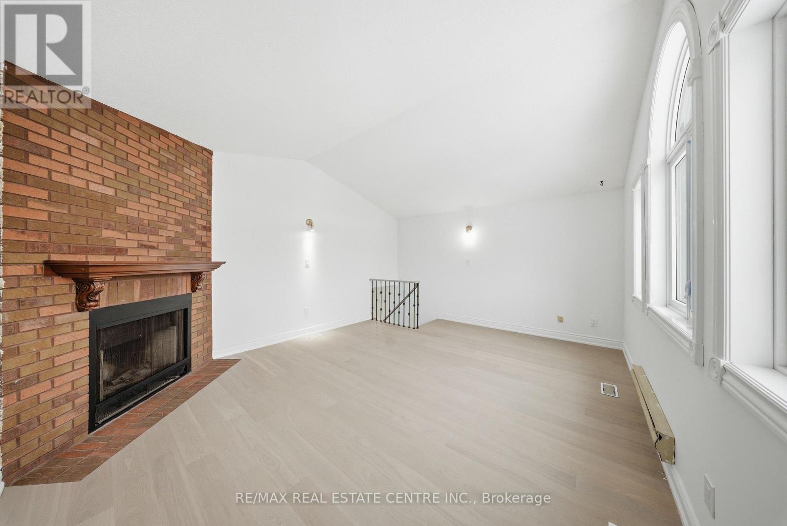 3316 Lady Slipper Court, Mississauga, Ontario  L5N 6A9 - Photo 7 - W12595972