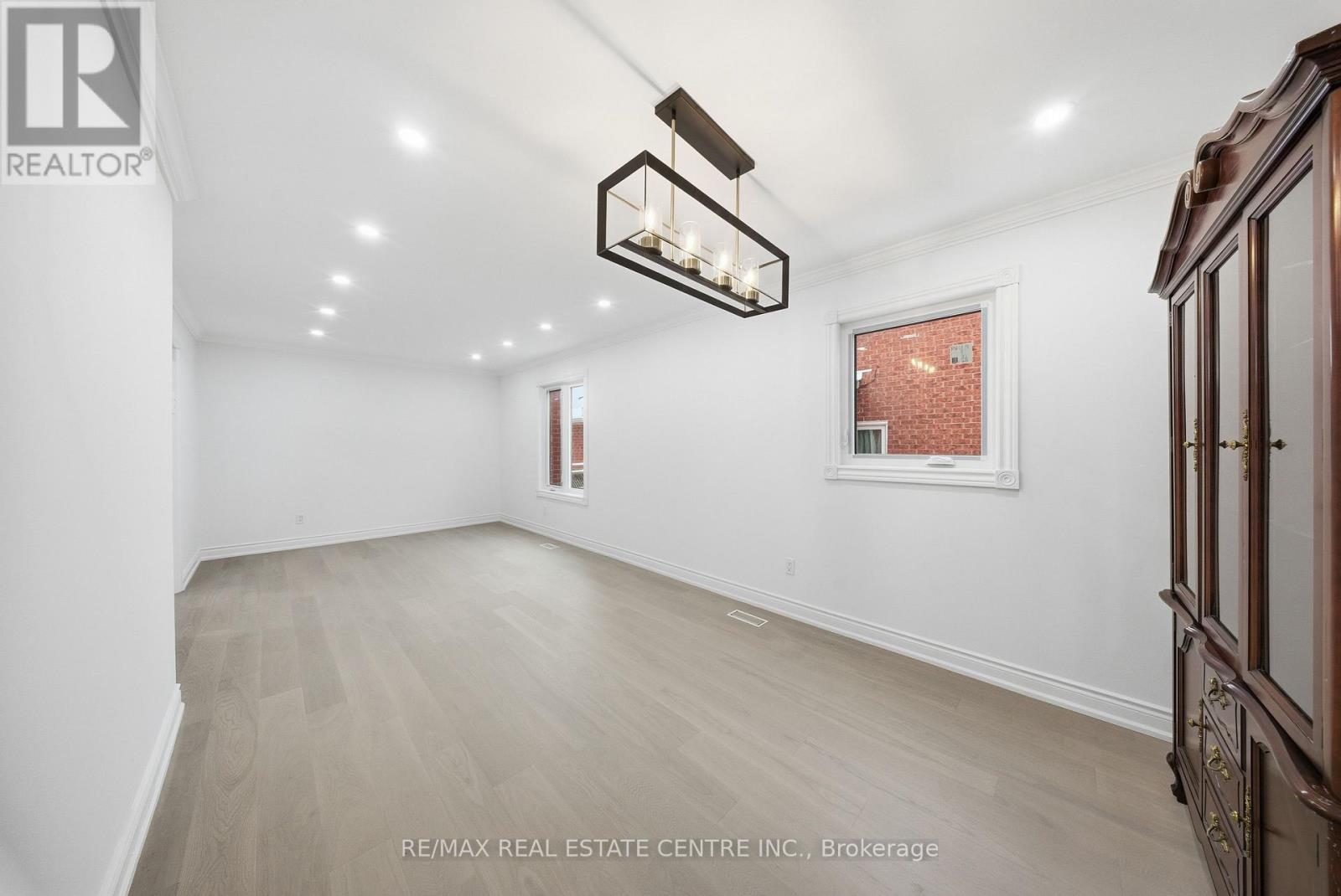 3316 Lady Slipper Court, Mississauga, Ontario  L5N 6A9 - Photo 9 - W12595972