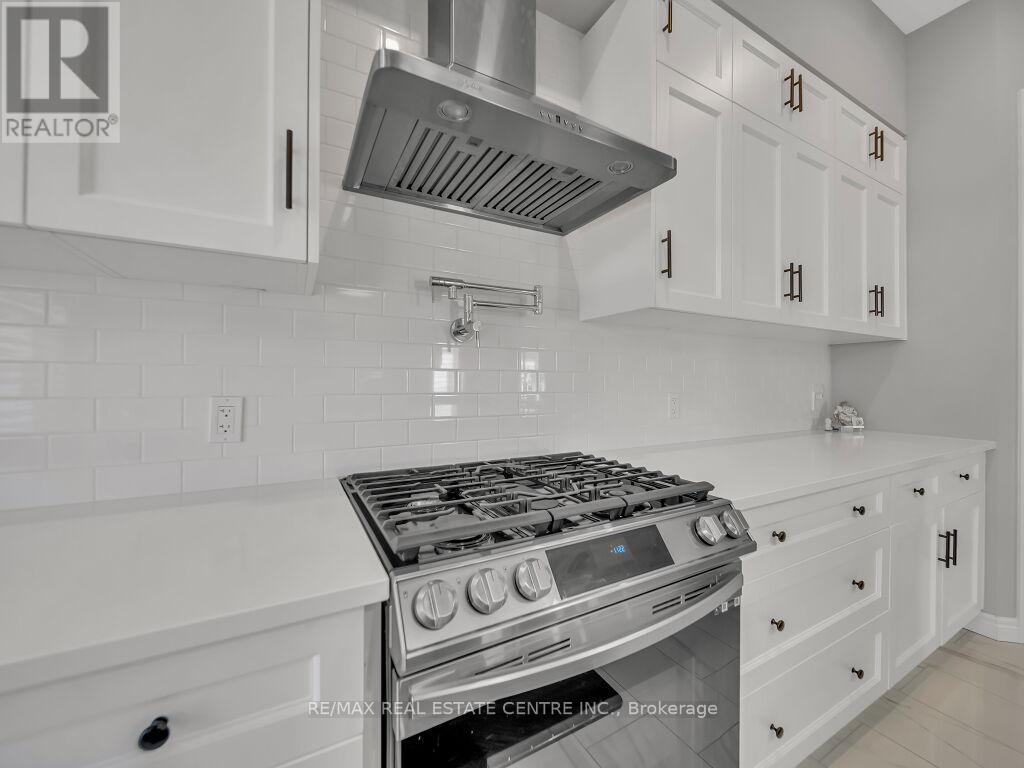 640 Florencedale Crescent, Kitchener, Ontario  N2R 0N4 - Photo 13 - X12445265