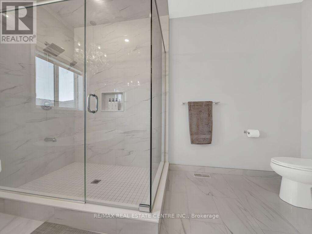 640 Florencedale Crescent, Kitchener, Ontario  N2R 0N4 - Photo 23 - X12445265