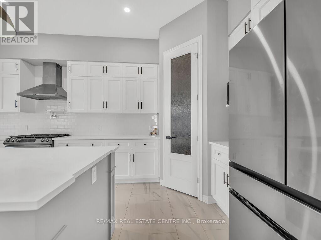 640 Florencedale Crescent, Kitchener, Ontario  N2R 0N4 - Photo 11 - X12445265