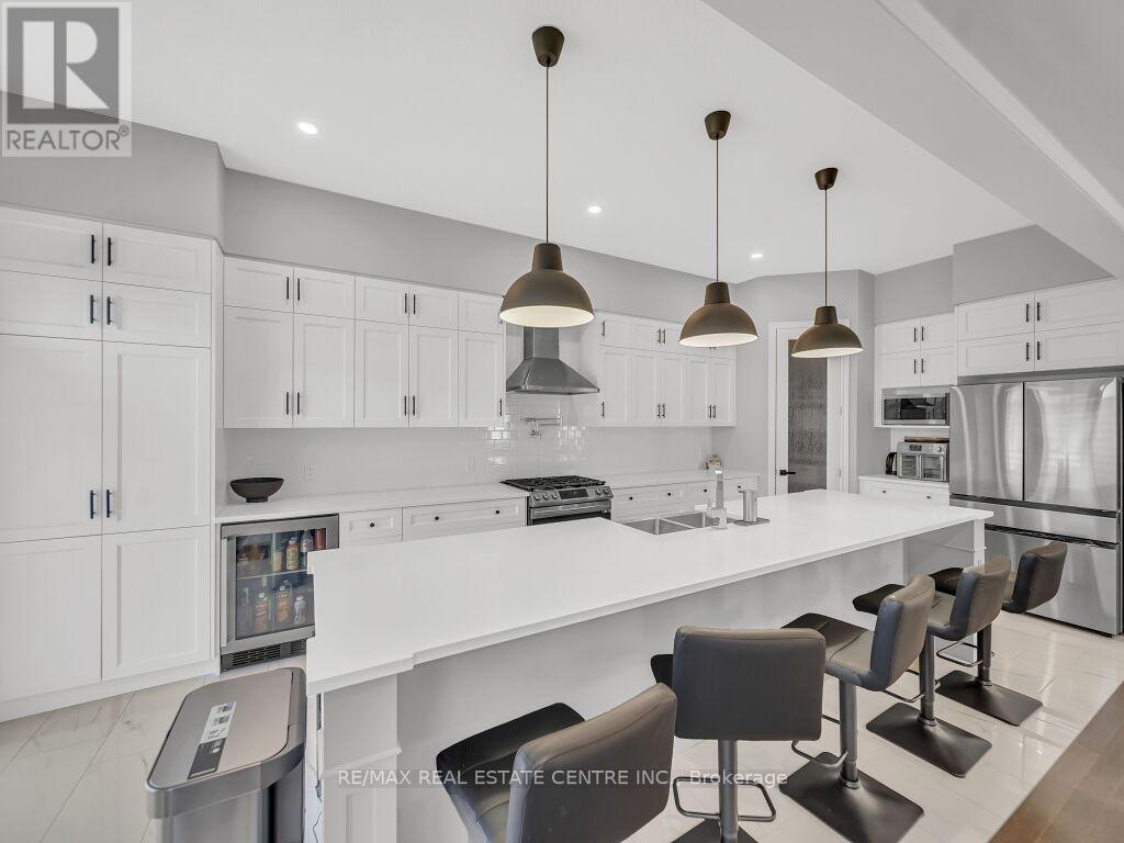 640 Florencedale Crescent, Kitchener, Ontario  N2R 0N4 - Photo 10 - X12445265