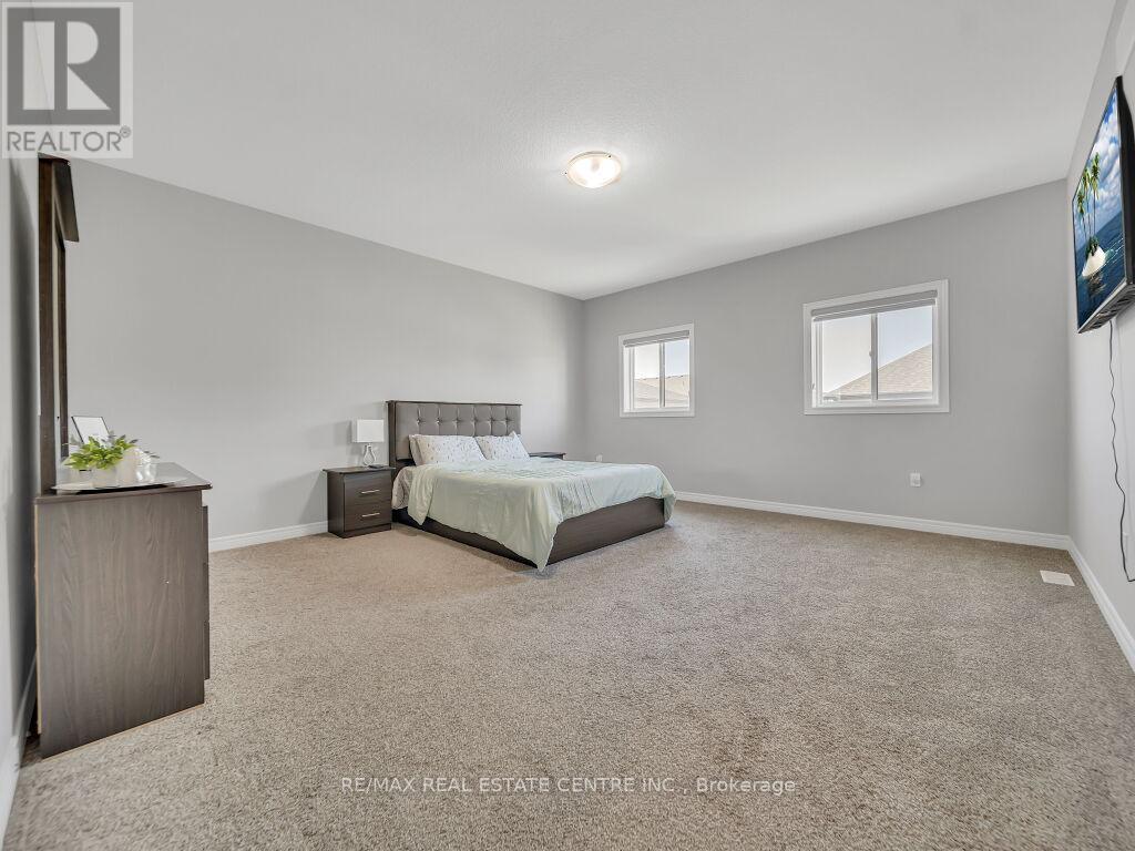 640 Florencedale Crescent, Kitchener, Ontario  N2R 0N4 - Photo 20 - X12445265