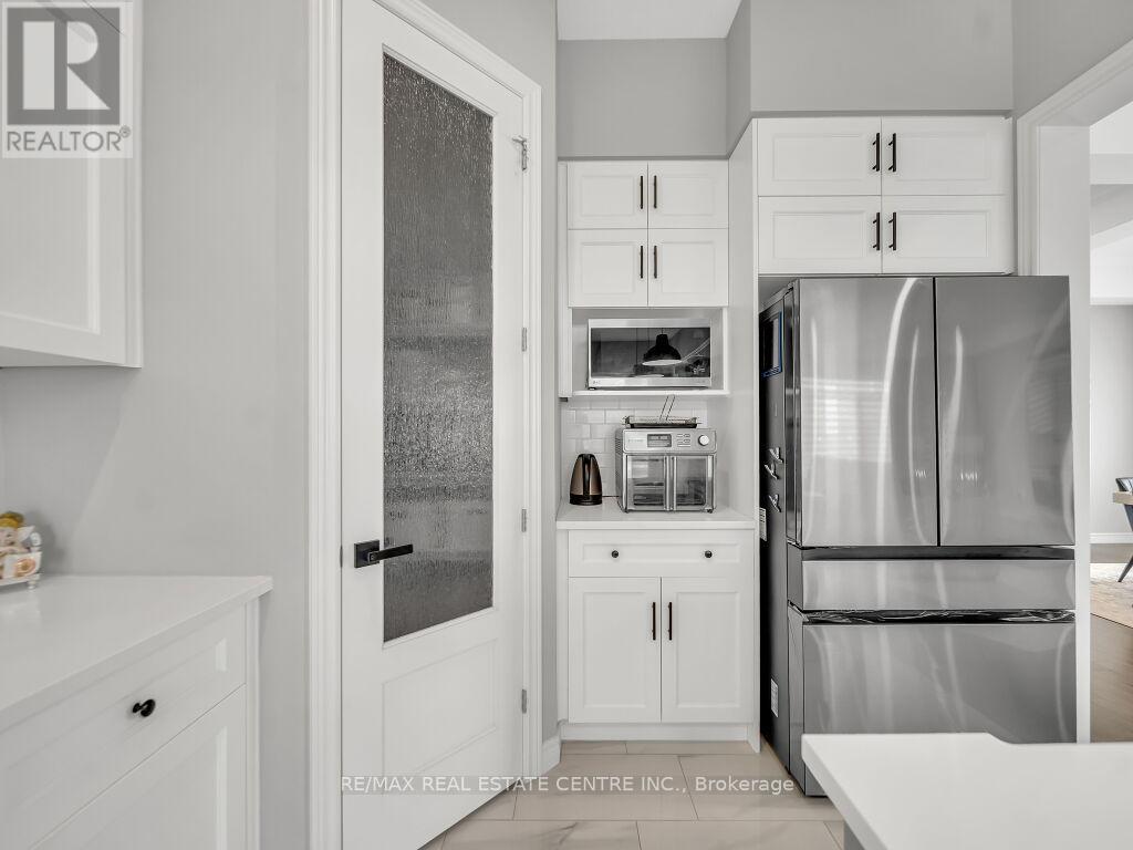 640 Florencedale Crescent, Kitchener, Ontario  N2R 0N4 - Photo 14 - X12445265