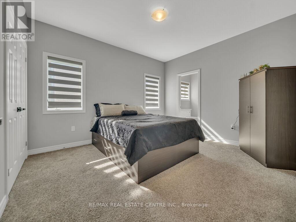 640 Florencedale Crescent, Kitchener, Ontario  N2R 0N4 - Photo 25 - X12445265