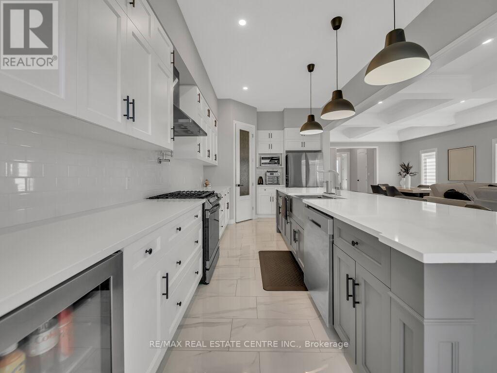 640 Florencedale Crescent, Kitchener, Ontario  N2R 0N4 - Photo 12 - X12445265