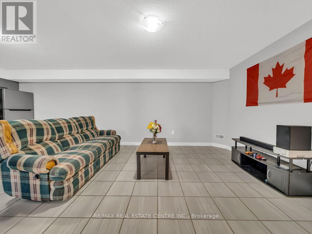 640 Florencedale Crescent, Kitchener, Ontario  N2R 0N4 - Photo 37 - X12445265