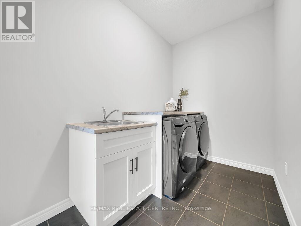 640 Florencedale Crescent, Kitchener, Ontario  N2R 0N4 - Photo 34 - X12445265