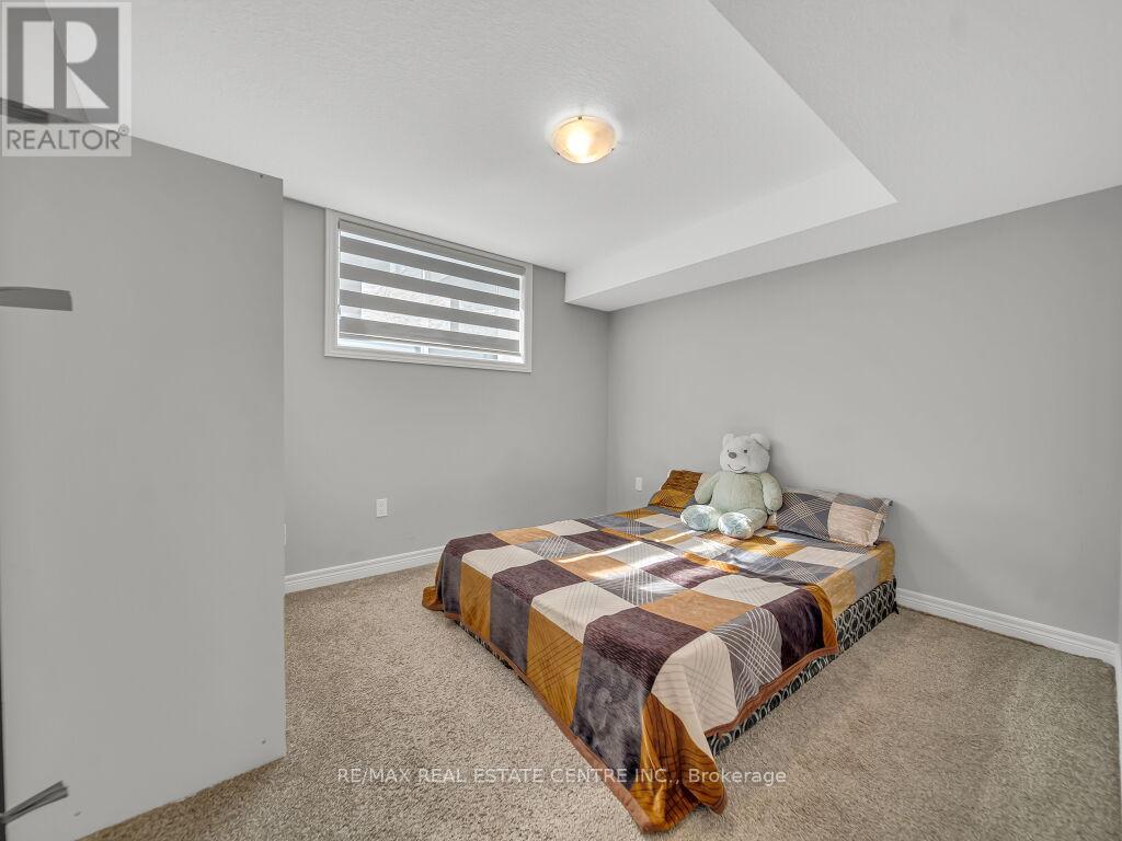 640 Florencedale Crescent, Kitchener, Ontario  N2R 0N4 - Photo 40 - X12445265