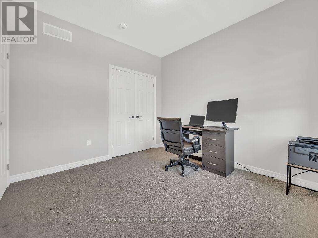 640 Florencedale Crescent, Kitchener, Ontario  N2R 0N4 - Photo 33 - X12445265