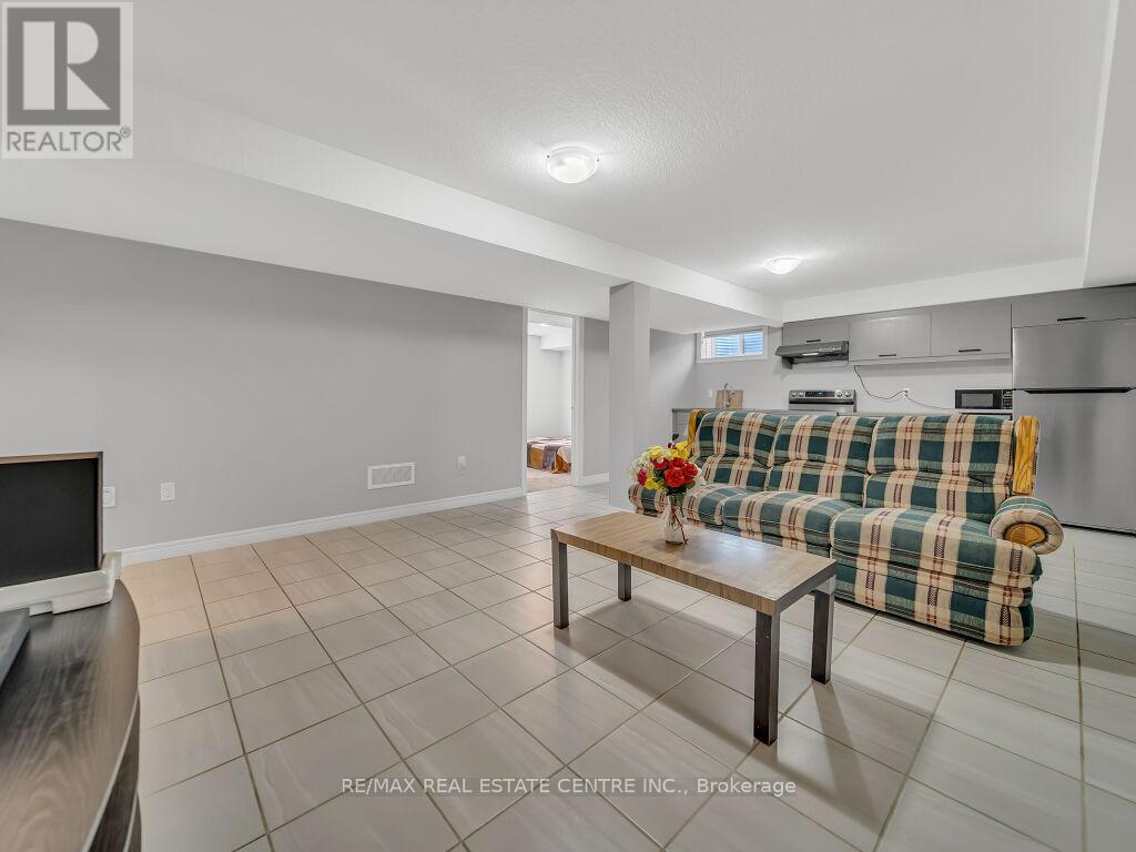 640 Florencedale Crescent, Kitchener, Ontario  N2R 0N4 - Photo 38 - X12445265