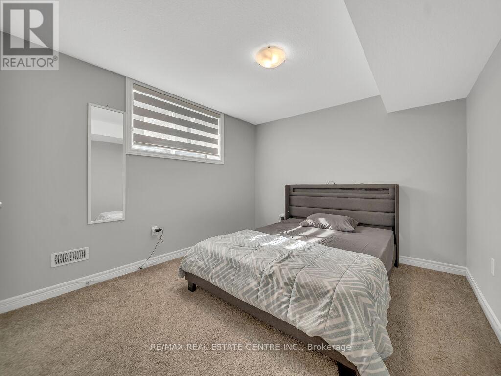 640 Florencedale Crescent, Kitchener, Ontario  N2R 0N4 - Photo 41 - X12445265