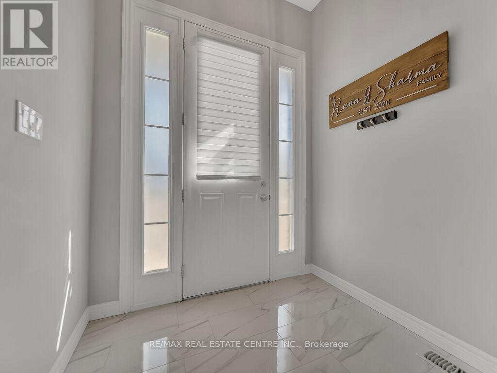 640 Florencedale Crescent, Kitchener, Ontario  N2R 0N4 - Photo 5 - X12445265