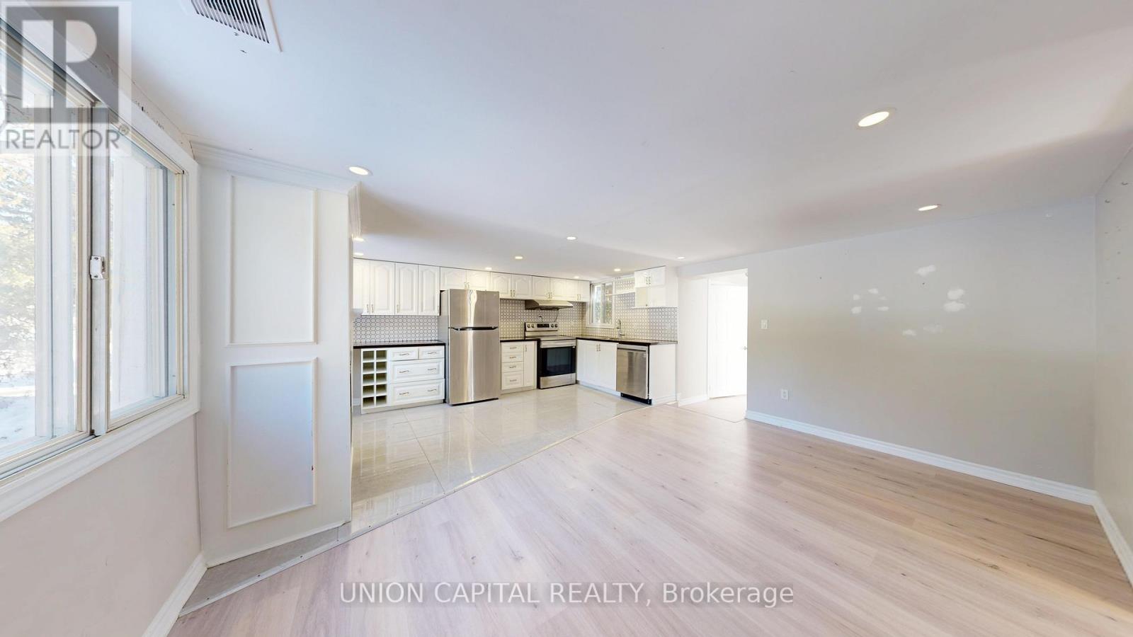 27 Connor Drive, Whitchurch-Stouffville, Ontario  L4A 2Z1 - Photo 4 - N12649304