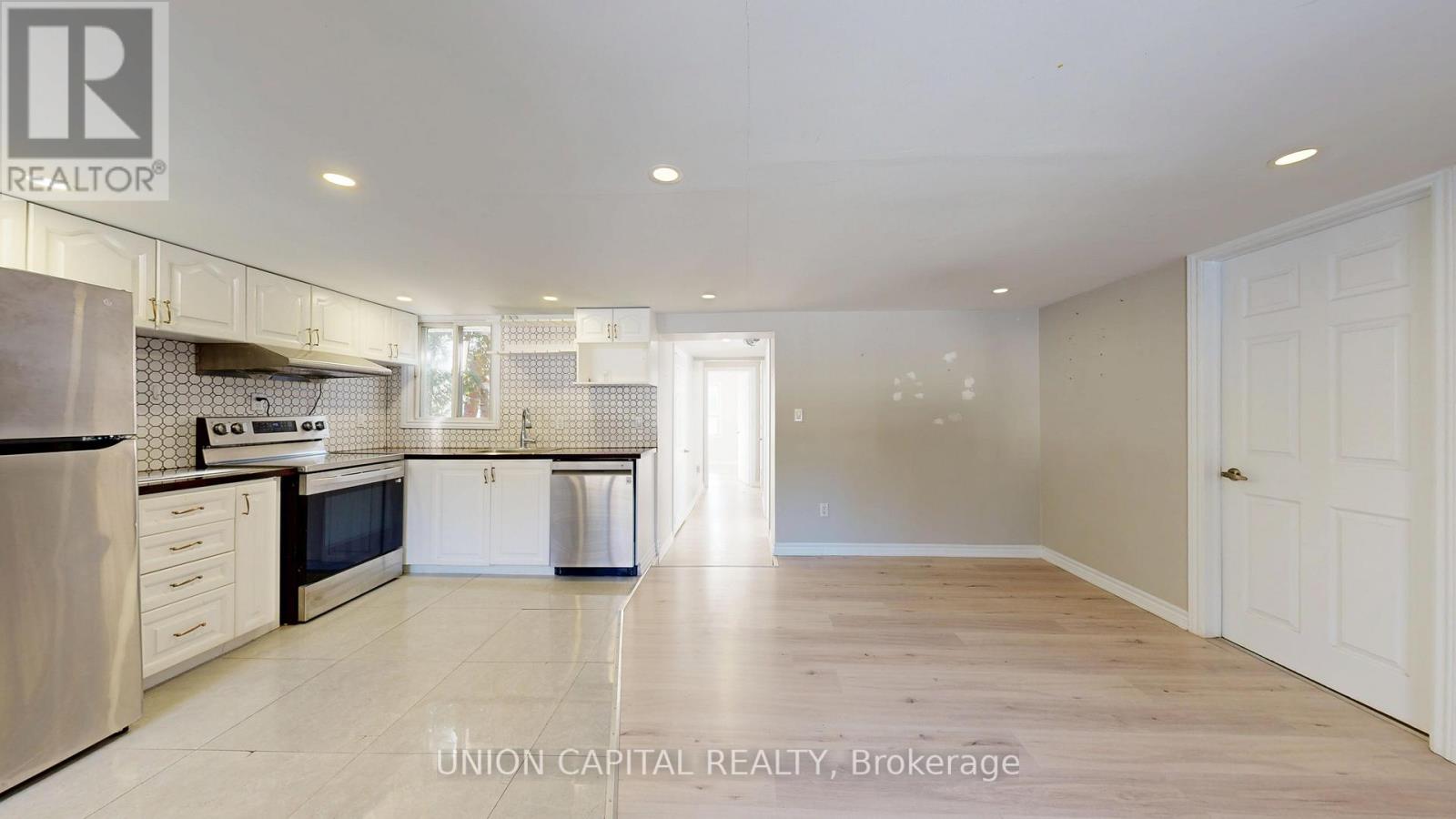 27 Connor Drive, Whitchurch-Stouffville, Ontario  L4A 2Z1 - Photo 3 - N12649304