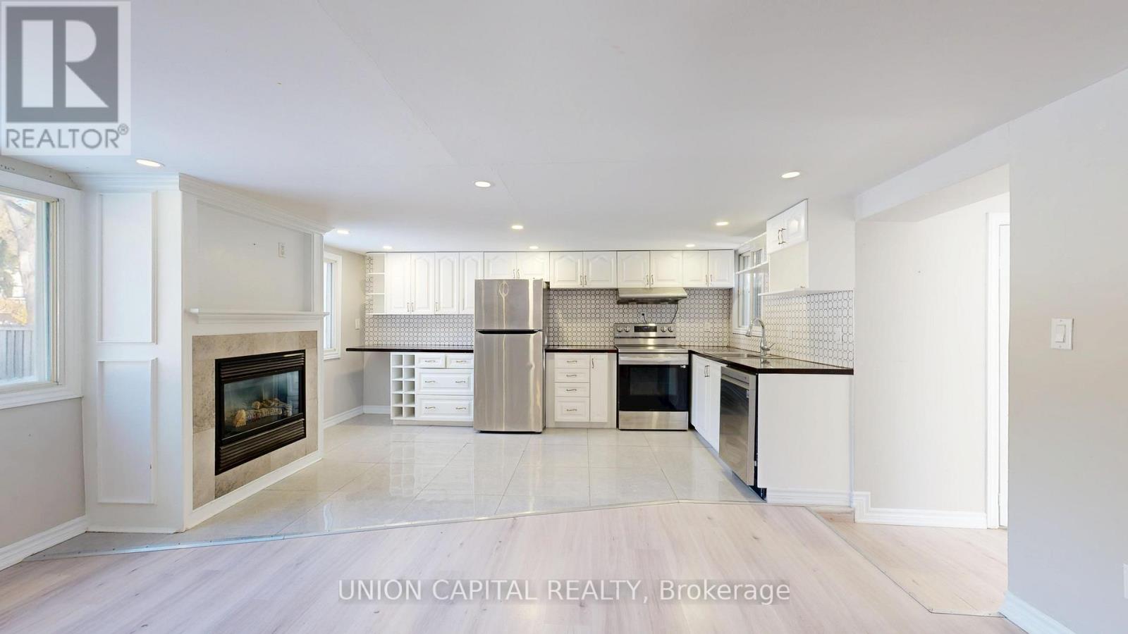 27 Connor Drive, Whitchurch-Stouffville, Ontario  L4A 2Z1 - Photo 5 - N12649304