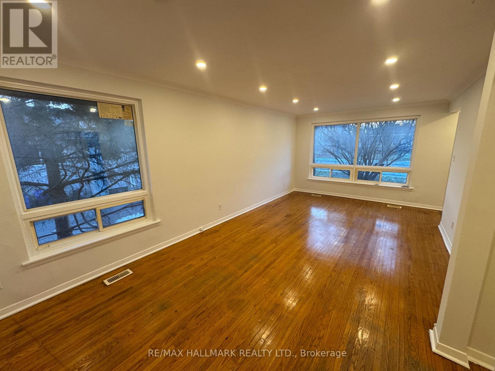 75 Bolton Avenue, Newmarket, Ontario  L3Y 2X3 - Photo 2 - N12649842