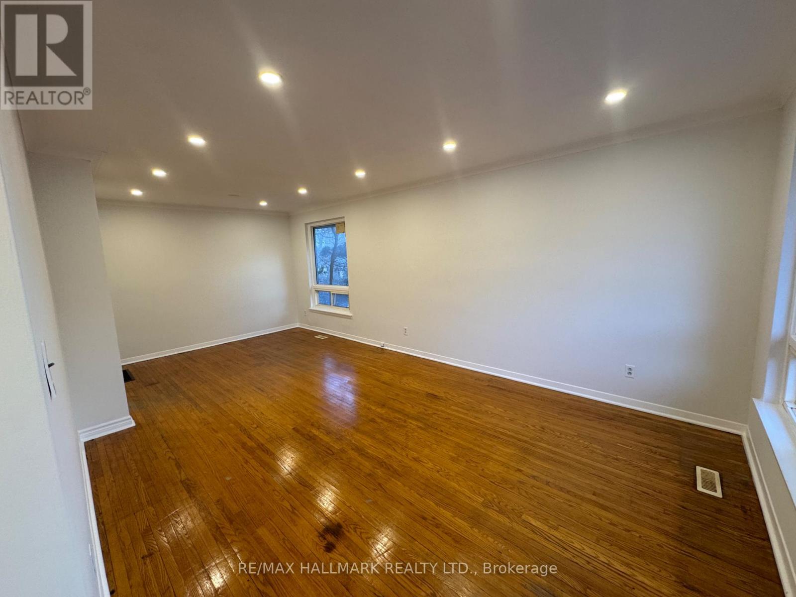 75 Bolton Avenue, Newmarket, Ontario  L3Y 2X3 - Photo 4 - N12649842