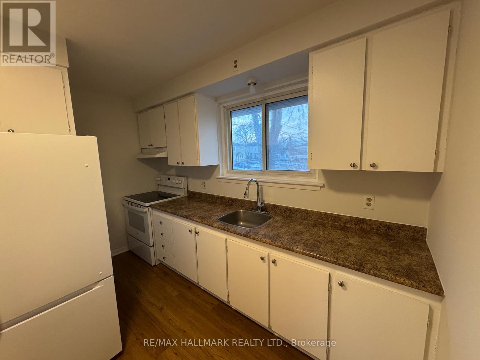 75 Bolton Avenue, Newmarket, Ontario  L3Y 2X3 - Photo 5 - N12649842