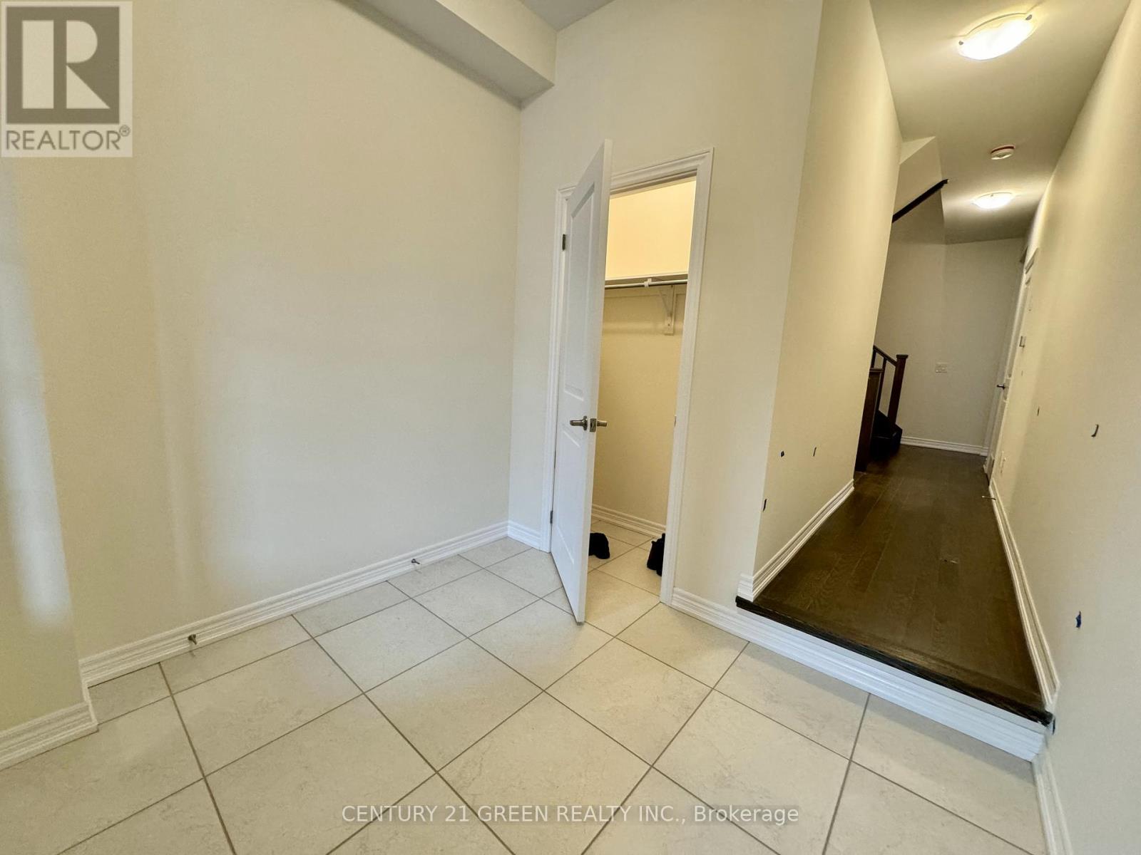 183 Broadacre Drive, Kitchener, Ontario  N2R 0S6 - Photo 4 - X12649846