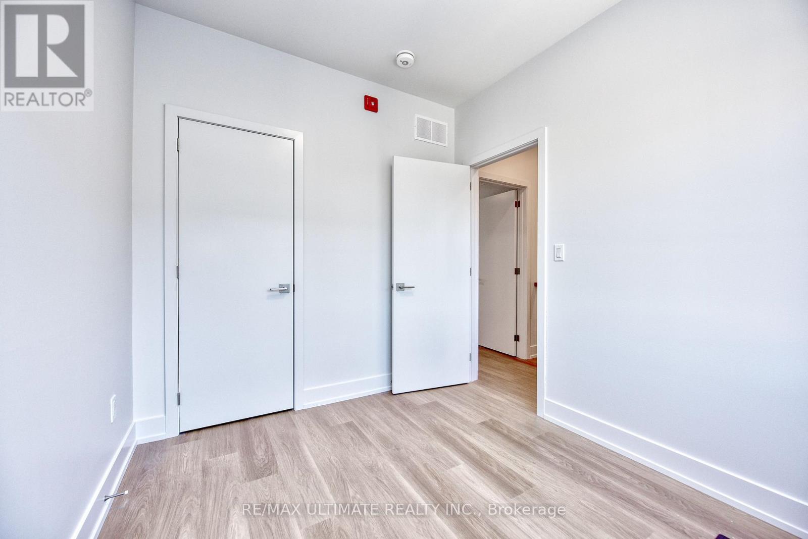 Laneway - 385 Mcroberts Avenue, Toronto, Ontario  M6E 4R1 - Photo 16 - W12649874