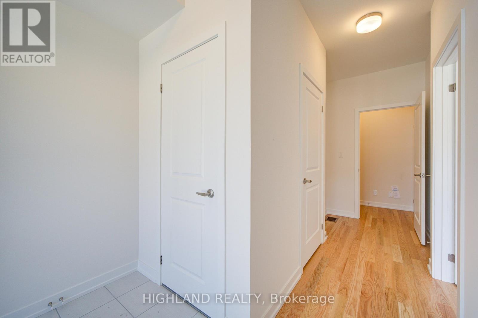 1126 Wheat Boom Drive, Oakville, Ontario  L6H 7W4 - Photo 4 - W12640032