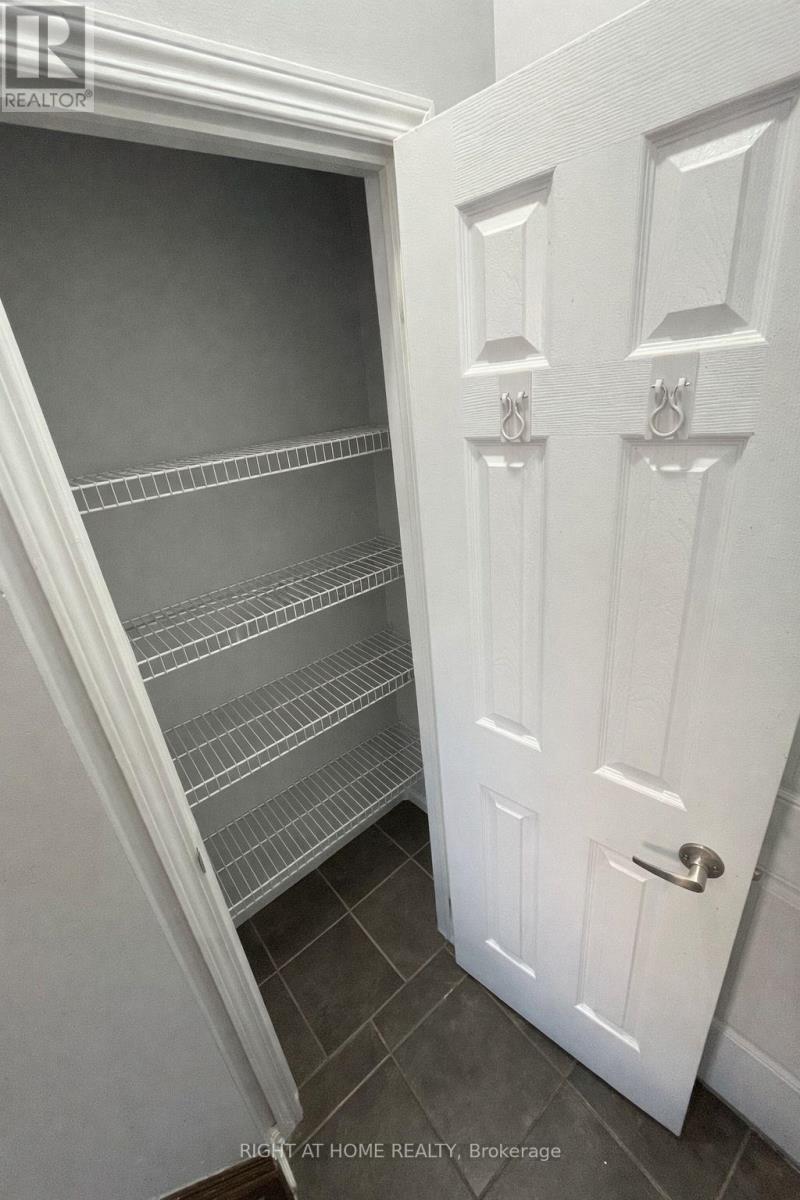 2439 Springforest Drive, Oakville, Ontario  L6M 0A1 - Photo 9 - W12649902